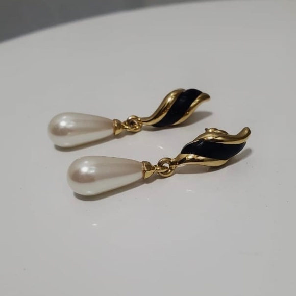 Vintage 1970s Marvella Black and Gold Clipback Teardrop Pearl Earrings 🌴 - Picture 1 of 3